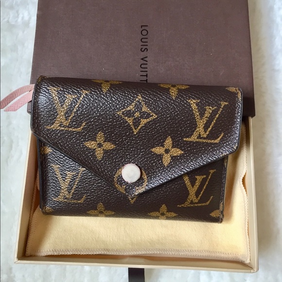 📌SOLD📌Louis Vuitton Victorine Wallet - Picture 2 of 16